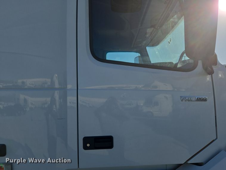 image for item DT7050 2020 Volvo VNL860 semi truck