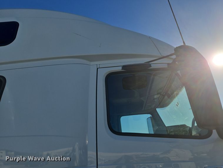 image for item DT7050 2020 Volvo VNL860 semi truck