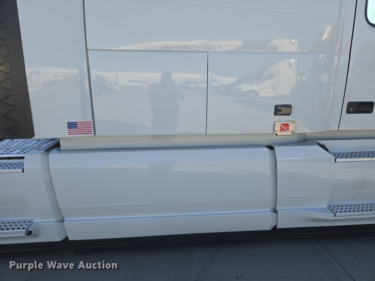 image for item DT7050 2020 Volvo VNL860 semi truck