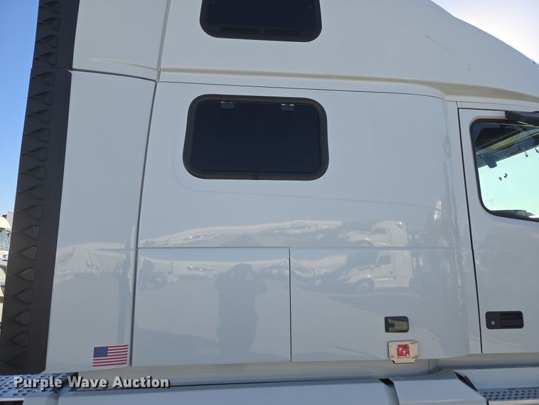 image for item DT7050 2020 Volvo VNL860 semi truck