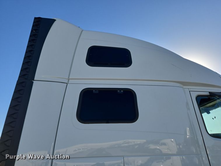 image for item DT7050 2020 Volvo VNL860 semi truck