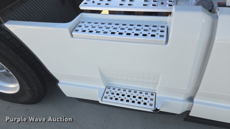 image for item DT7050 2020 Volvo VNL860 semi truck