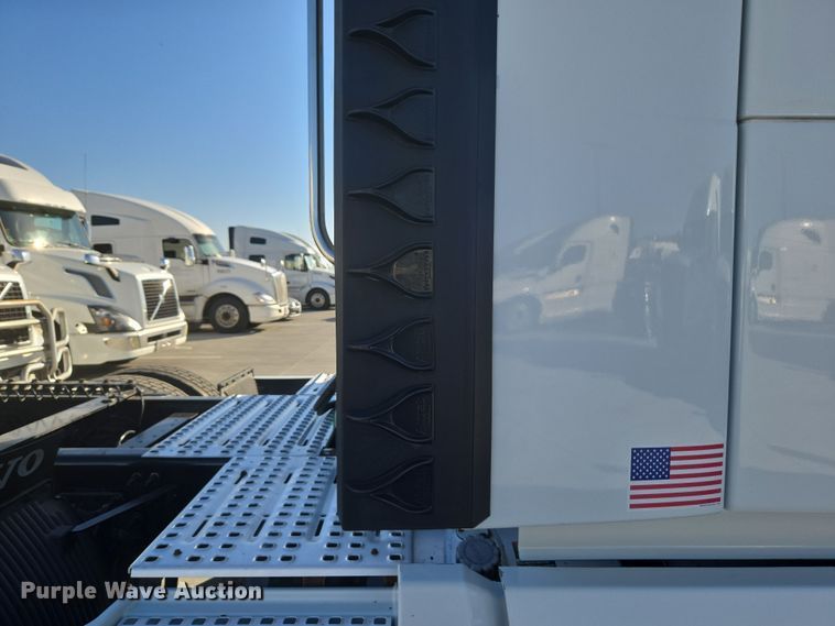 image for item DT7050 2020 Volvo VNL860 semi truck