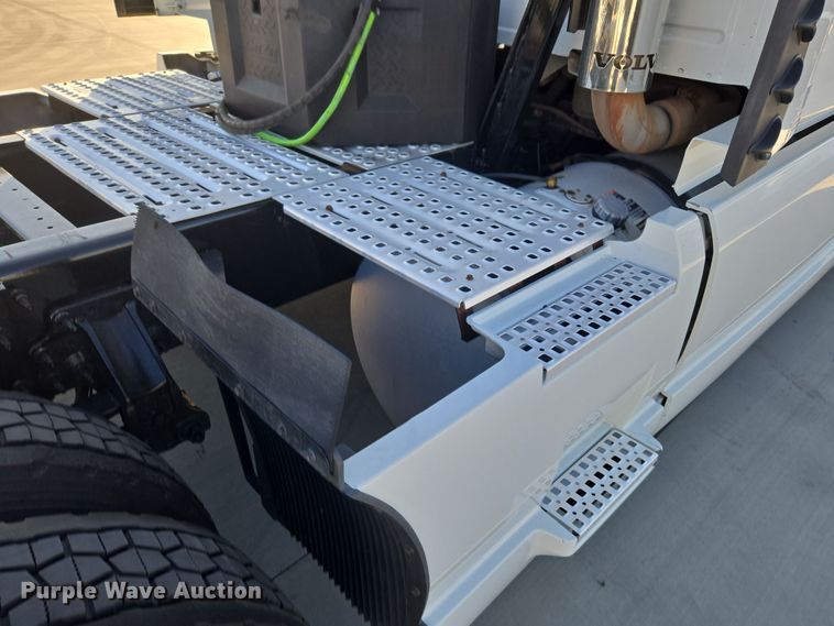 image for item DT7050 2020 Volvo VNL860 semi truck