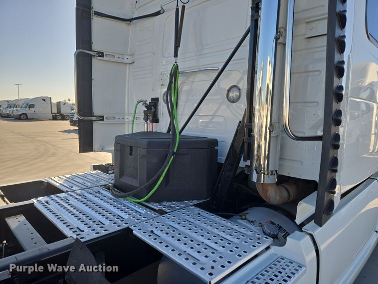 image for item DT7050 2020 Volvo VNL860 semi truck