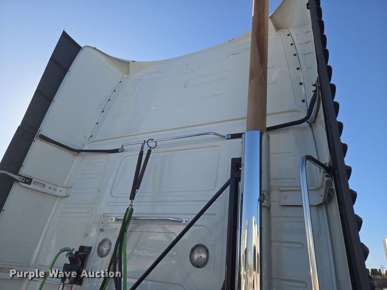 image for item DT7050 2020 Volvo VNL860 semi truck