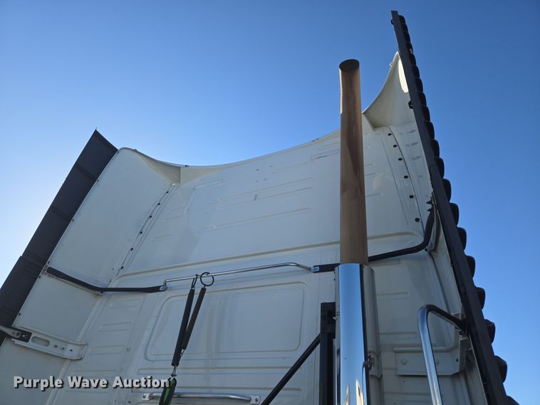 image for item DT7050 2020 Volvo VNL860 semi truck