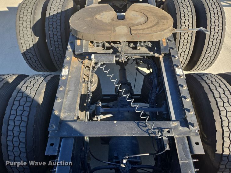 image for item DT7050 2020 Volvo VNL860 semi truck