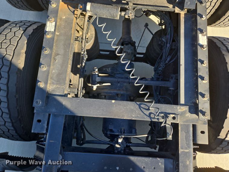 image for item DT7050 2020 Volvo VNL860 semi truck