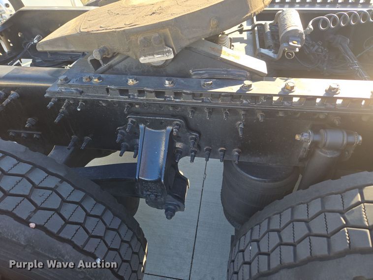 image for item DT7050 2020 Volvo VNL860 semi truck