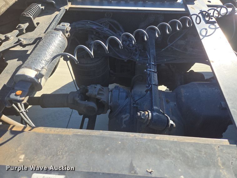 image for item DT7050 2020 Volvo VNL860 semi truck