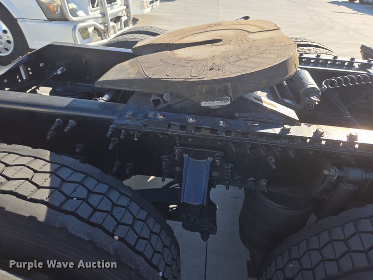 image for item DT7050 2020 Volvo VNL860 semi truck