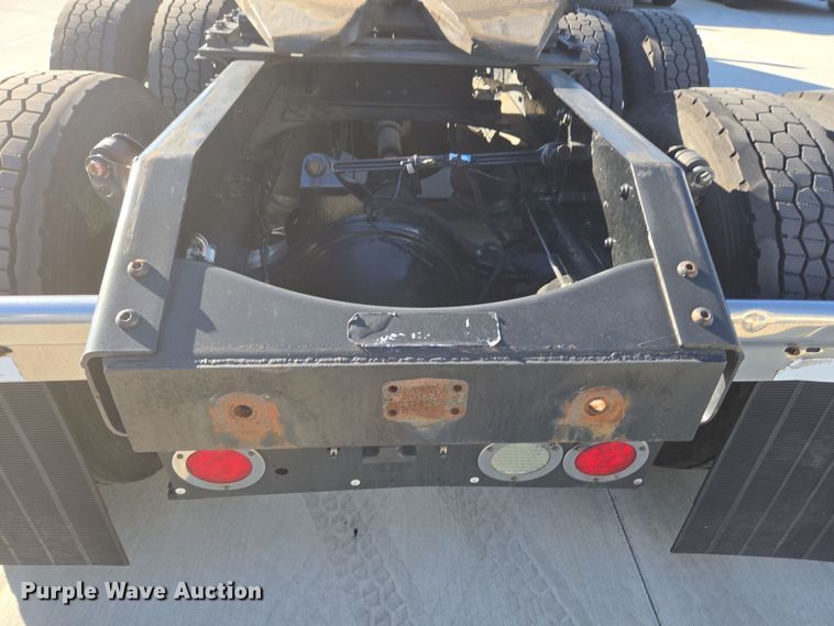 image for item DT7050 2020 Volvo VNL860 semi truck