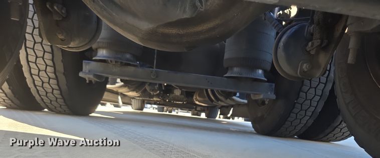 image for item DT7050 2020 Volvo VNL860 semi truck