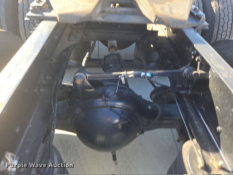 image for item DT7050 2020 Volvo VNL860 semi truck