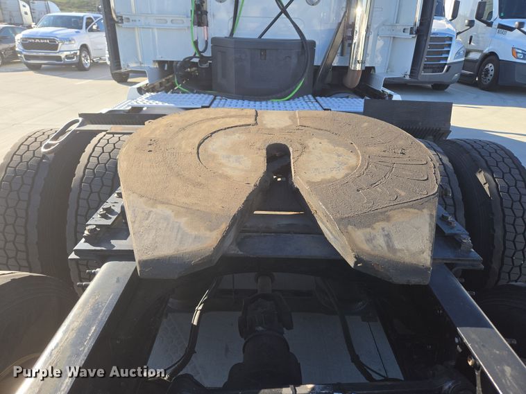 image for item DT7050 2020 Volvo VNL860 semi truck