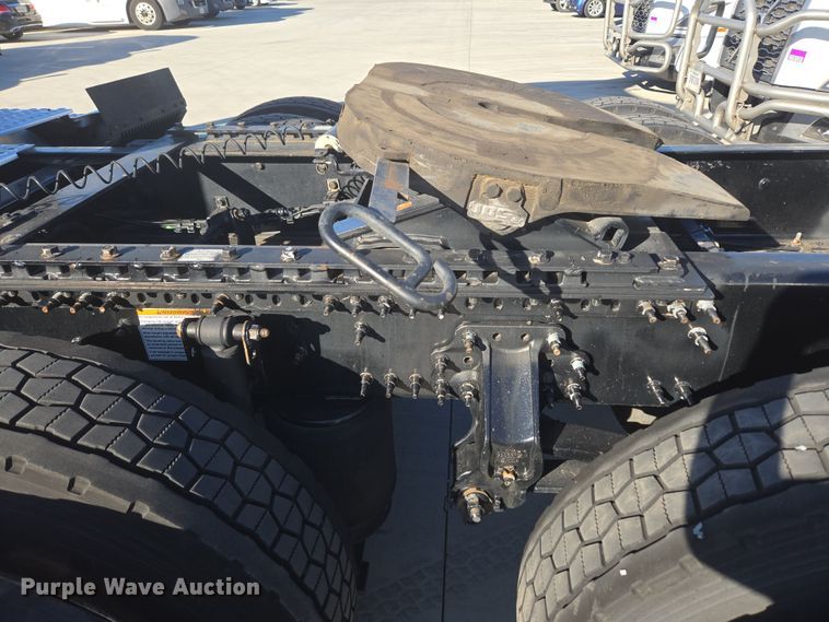 image for item DT7050 2020 Volvo VNL860 semi truck