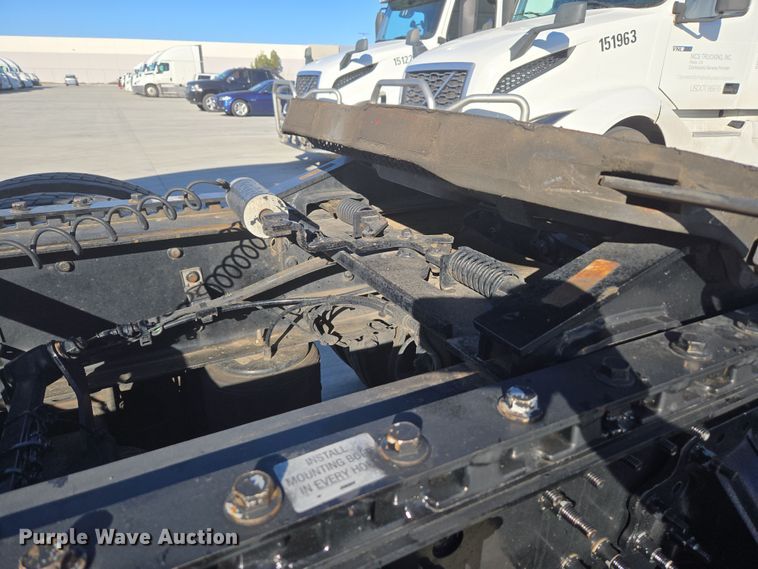 image for item DT7050 2020 Volvo VNL860 semi truck