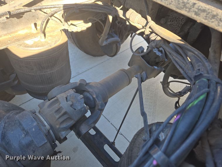 image for item DT7050 2020 Volvo VNL860 semi truck