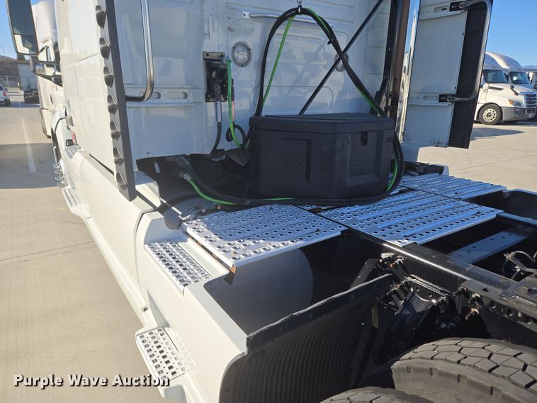 image for item DT7050 2020 Volvo VNL860 semi truck