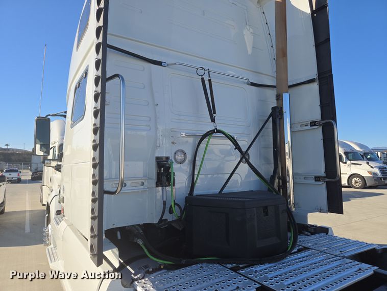 image for item DT7050 2020 Volvo VNL860 semi truck