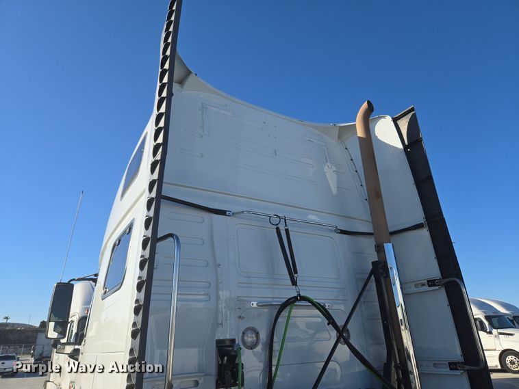 image for item DT7050 2020 Volvo VNL860 semi truck