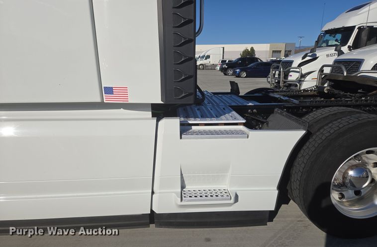 image for item DT7050 2020 Volvo VNL860 semi truck