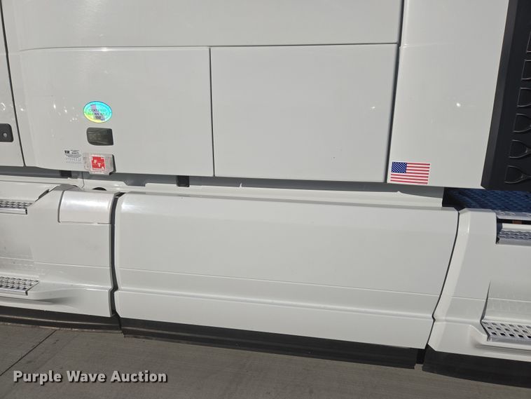 image for item DT7050 2020 Volvo VNL860 semi truck