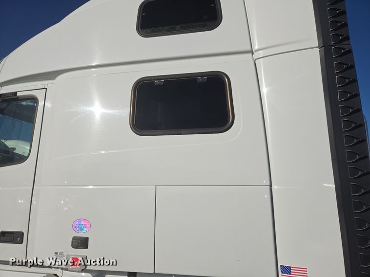 image for item DT7050 2020 Volvo VNL860 semi truck