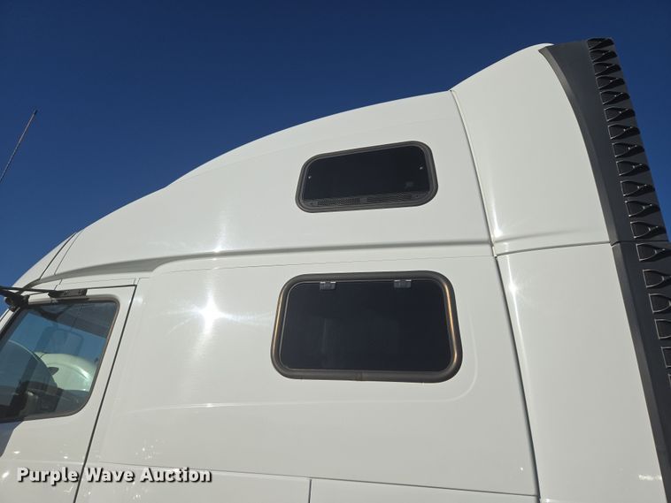 image for item DT7050 2020 Volvo VNL860 semi truck