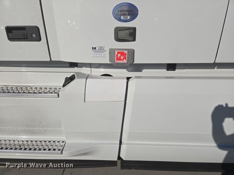 image for item DT7050 2020 Volvo VNL860 semi truck