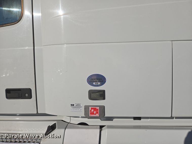 image for item DT7050 2020 Volvo VNL860 semi truck