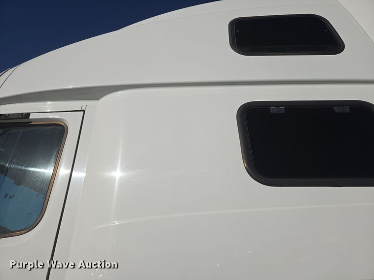 image for item DT7050 2020 Volvo VNL860 semi truck