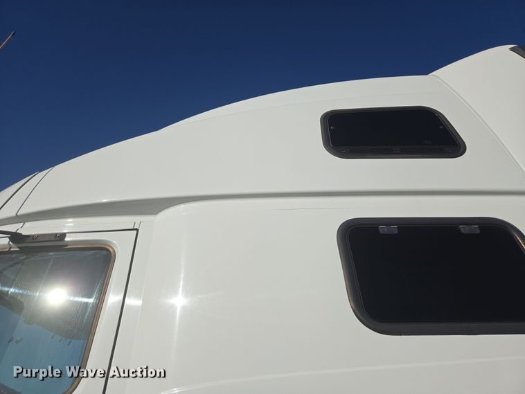 image for item DT7050 2020 Volvo VNL860 semi truck