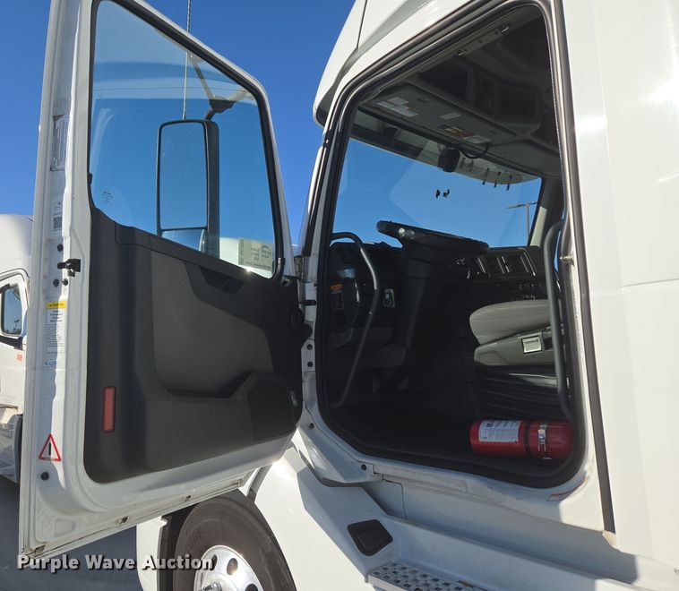 image for item DT7050 2020 Volvo VNL860 semi truck