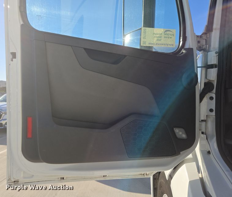 image for item DT7050 2020 Volvo VNL860 semi truck