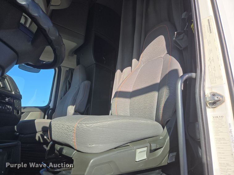 image for item DT7050 2020 Volvo VNL860 semi truck