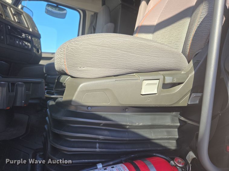 image for item DT7050 2020 Volvo VNL860 semi truck