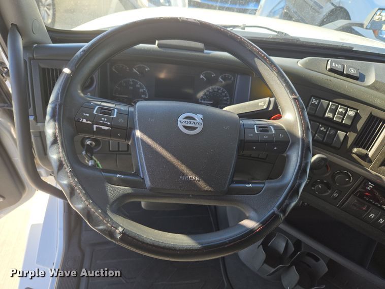 image for item DT7050 2020 Volvo VNL860 semi truck