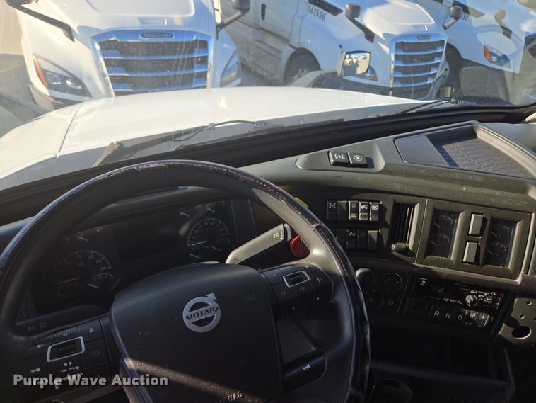 image for item DT7050 2020 Volvo VNL860 semi truck