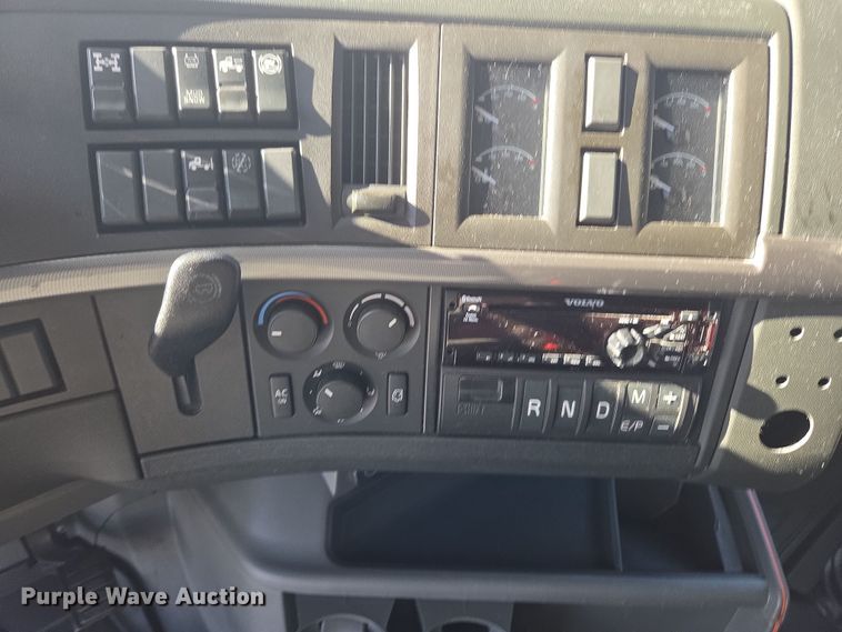 image for item DT7050 2020 Volvo VNL860 semi truck