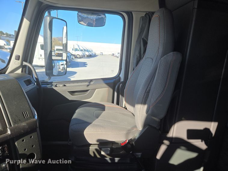 image for item DT7050 2020 Volvo VNL860 semi truck