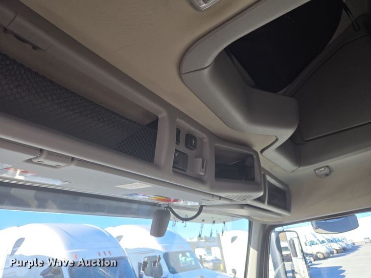 image for item DT7050 2020 Volvo VNL860 semi truck