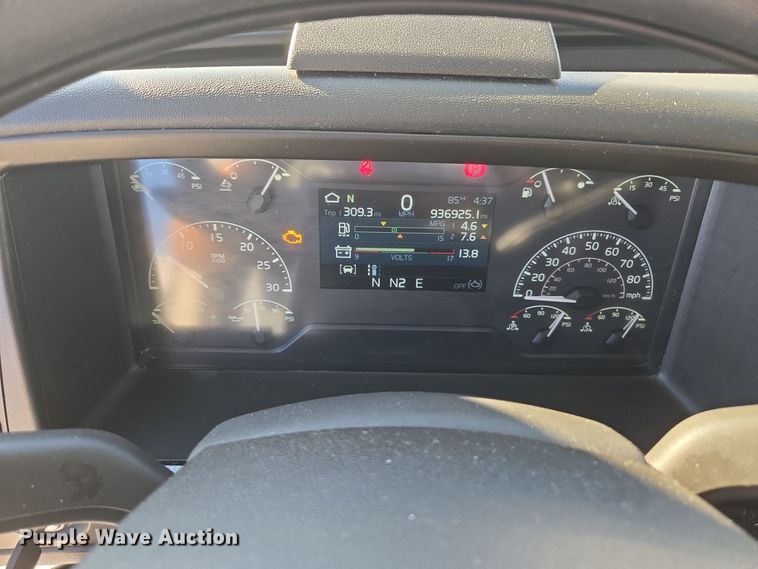 image for item DT7050 2020 Volvo VNL860 semi truck