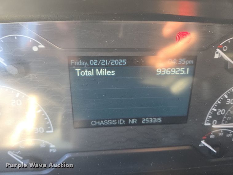 image for item DT7050 2020 Volvo VNL860 semi truck