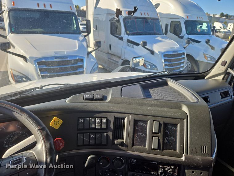 image for item DT7050 2020 Volvo VNL860 semi truck