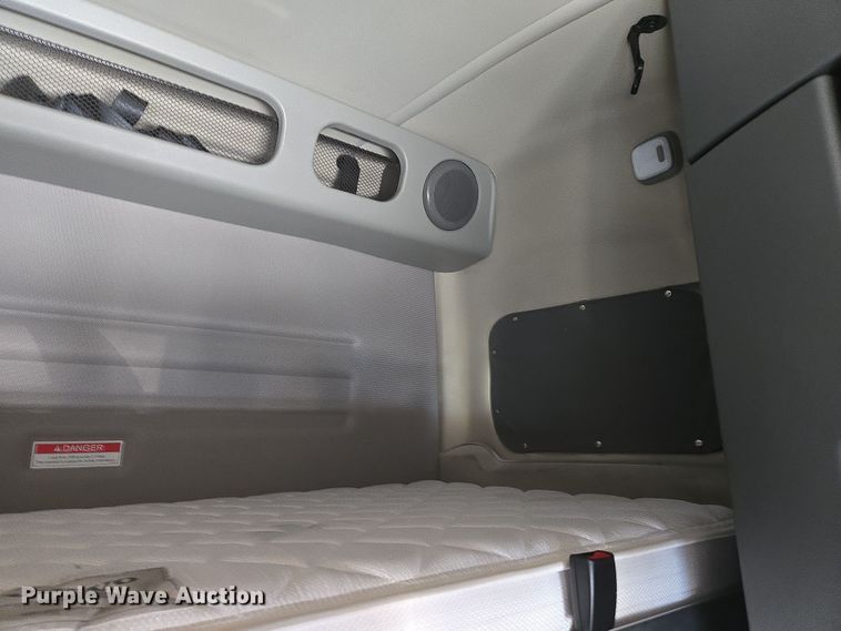 image for item DT7050 2020 Volvo VNL860 semi truck