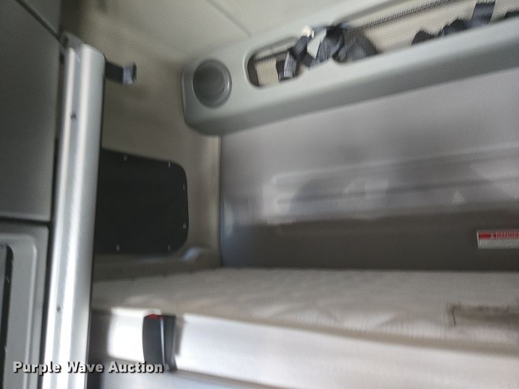 image for item DT7050 2020 Volvo VNL860 semi truck