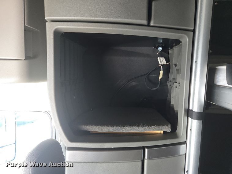 image for item DT7050 2020 Volvo VNL860 semi truck