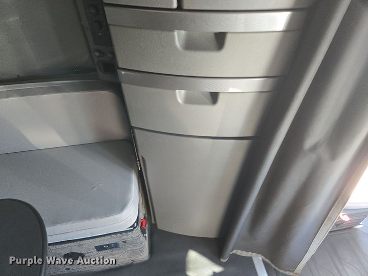 image for item DT7050 2020 Volvo VNL860 semi truck